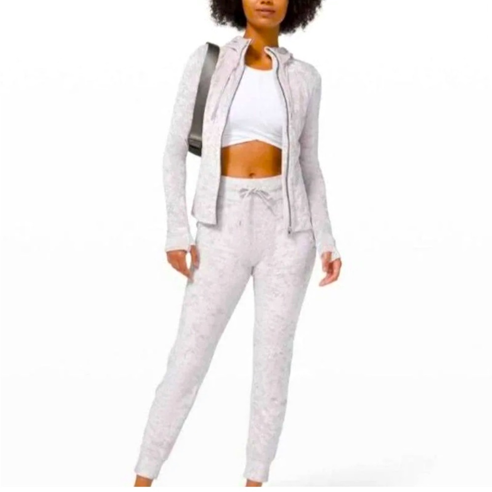 EUC Limited Edition Lululemon crushed velvet jogger Chrome so 10